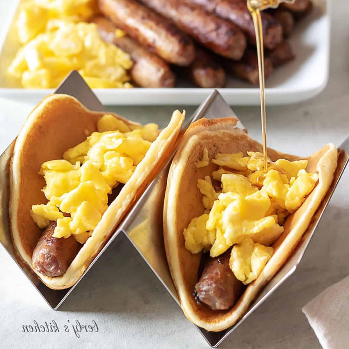 Pancake ve Sosis Kahvaltı Tacoları